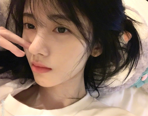 鞠婧祎是有多自信?下班后晒素颜照,不涂口红出镜如同"换脸"_腾讯新闻