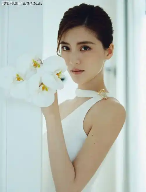 原创吴千语嫁入豪门之后越来越贵气单肩白色礼服眼神坚定有贵妇气质