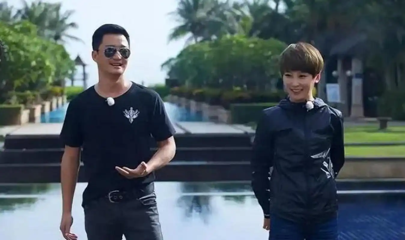 "一次,吴京和谢楠参加节目,导演检查行李时发现吴京带了三个安全套,一