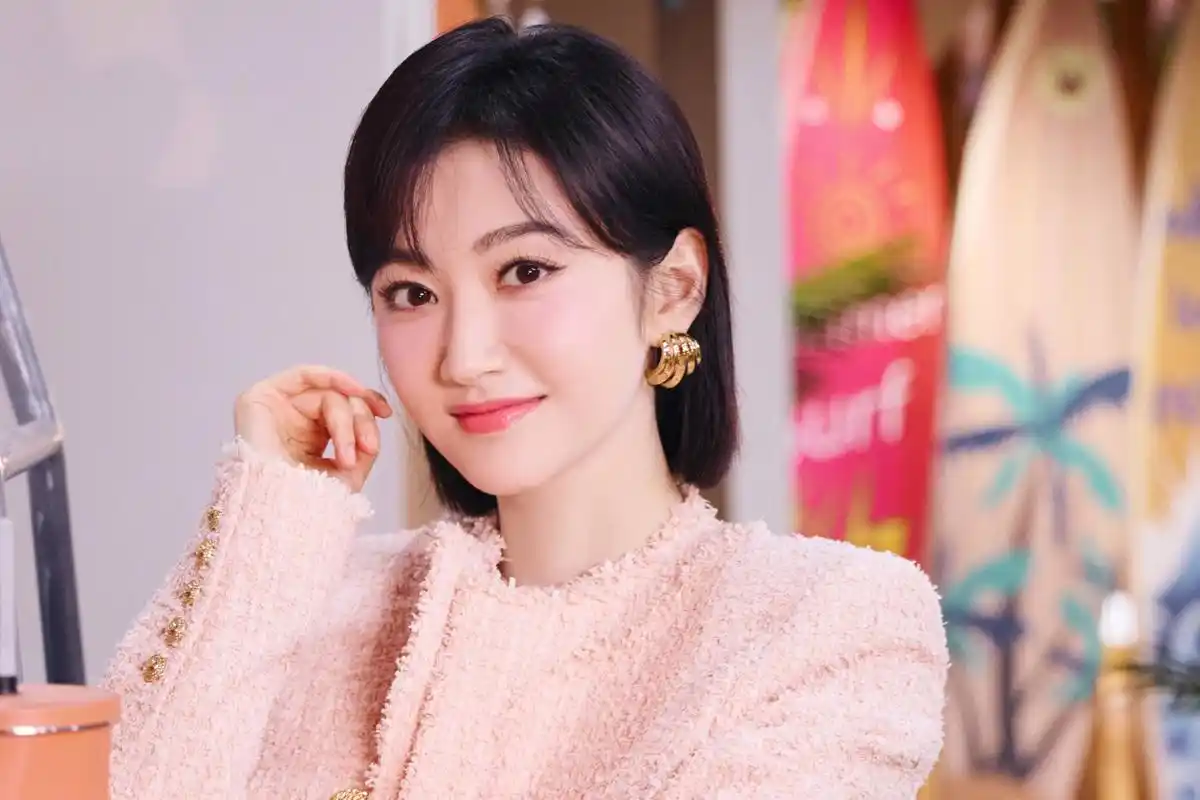 景甜,清纯绝美外貌惊艳四座!她的动作轻盈灵动,穿搭时尚典雅.