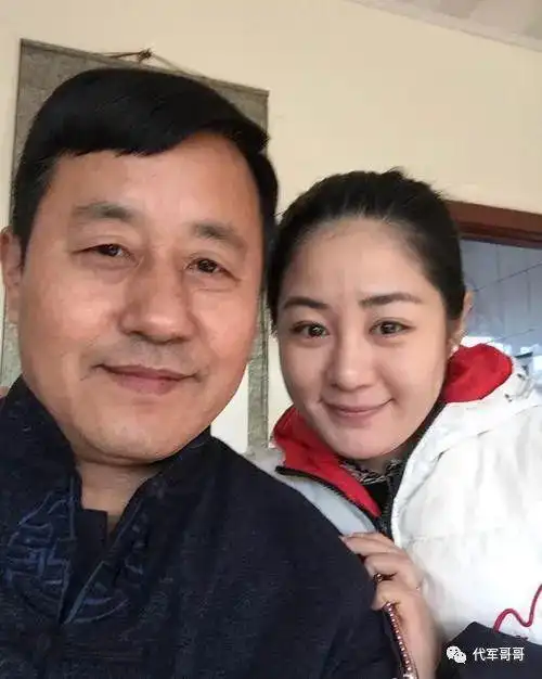 赵本山爱徒王小宝再婚娶小19岁美女演员如今56岁生活很幸福