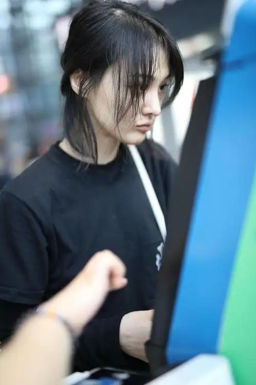 郑爽素颜露面,鼻头痘痘眼下淤青明显