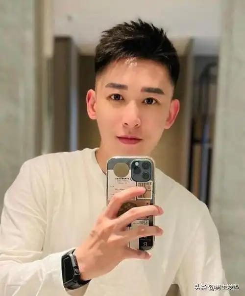 比如上面这款碎剪短发,把两边全部铲光,中间的头发剪碎打薄,隐隐约约