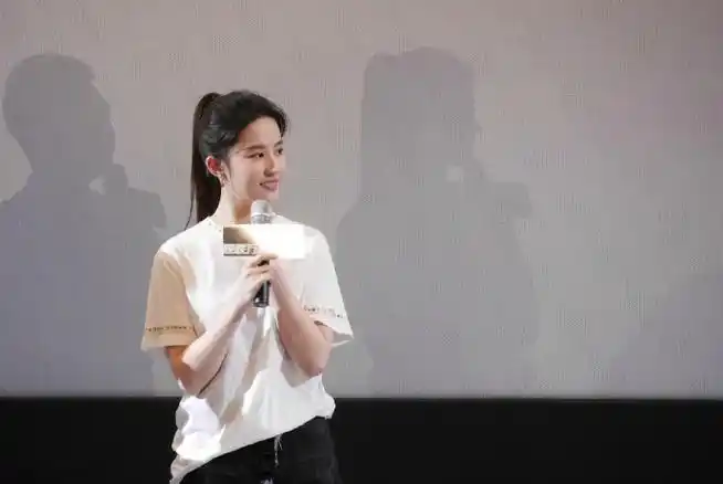 刘亦菲in devil shorts甜美亮相#电影三生三世十里桃花#重庆路演