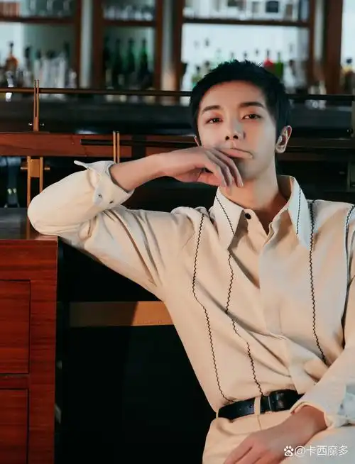 华晨宇寸头造型简洁而不失格调,展现出一种干净利落的独特魅力,令人