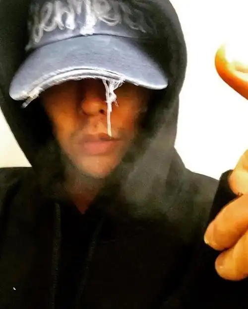 权志龙社交媒体晒近况 蓄起胡须散发成熟男人魅力「组图」