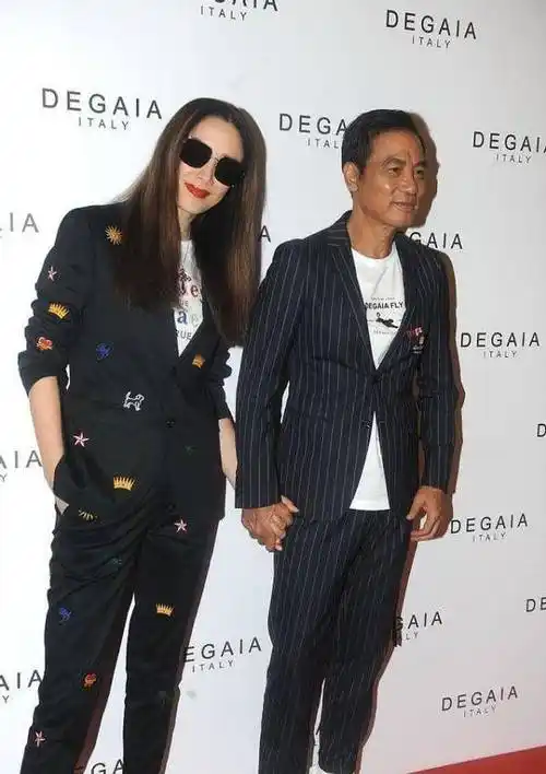 原创任达华妻子气质太好了身穿黑色长裤秀二八身材中分披发有气场