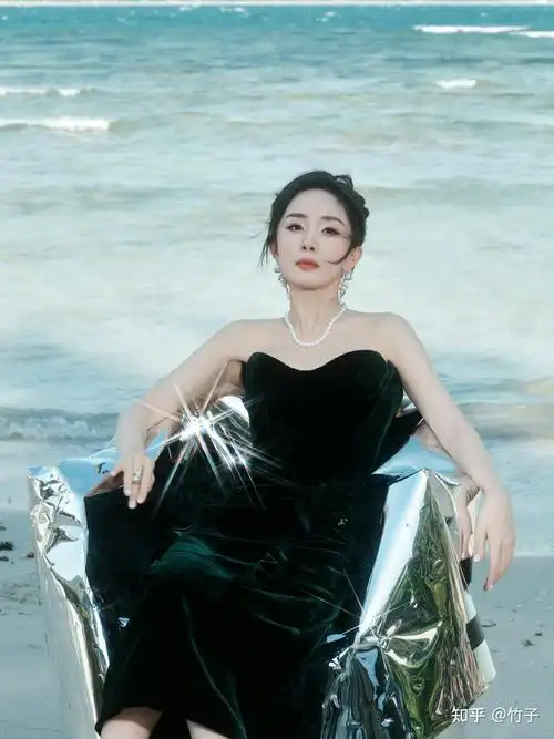 杨幂最新美照分享墨绿丝绒抹胸裙搭配贵气珍珠温润如玉杨幂美