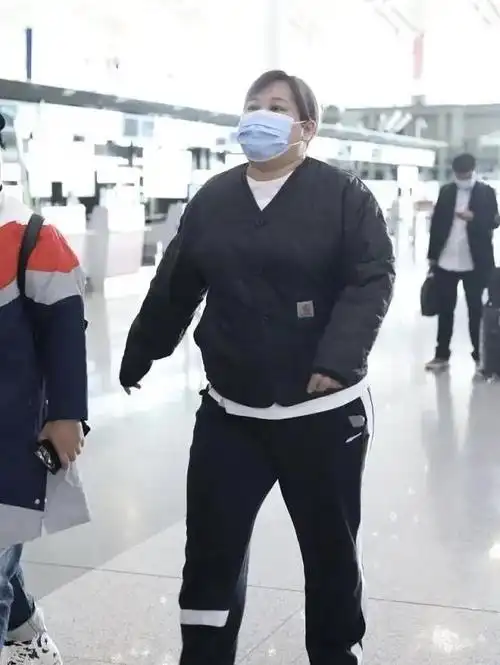 贾玲不能再胖了!近照穿全身黑衣也遮挡不住肥胖,走路都变困难