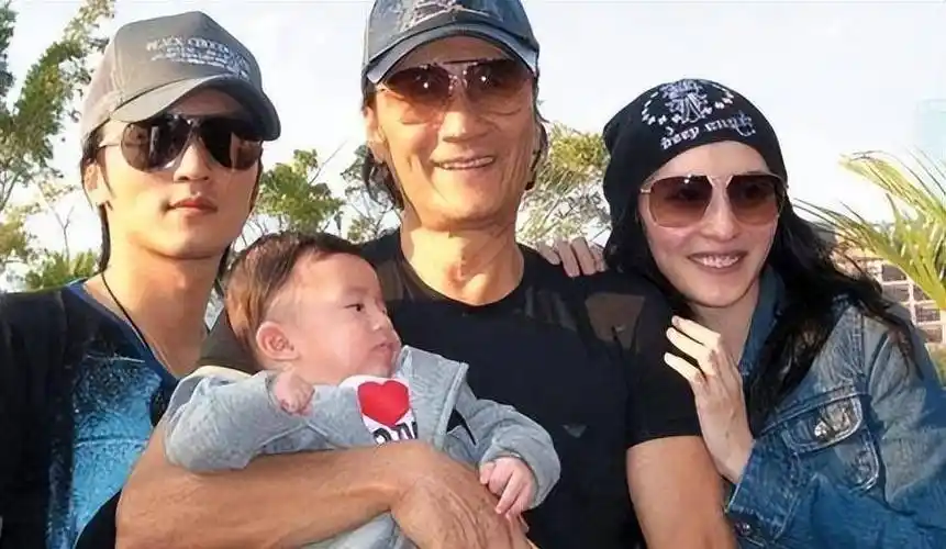 原创真富婆张柏芝十辆豪车六辆送家人谢贤意外暴露三胎生父