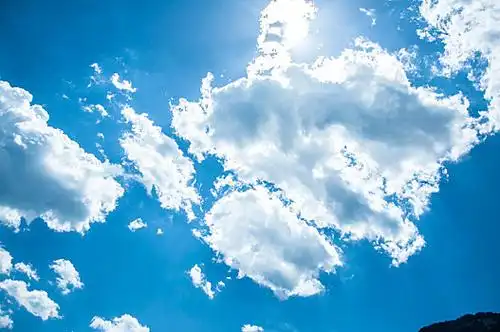 蓝天中的云朵蓝色的天空云蓝色的天空云鸽子,飞翔,蓝天鸽子,飞翔,蓝天