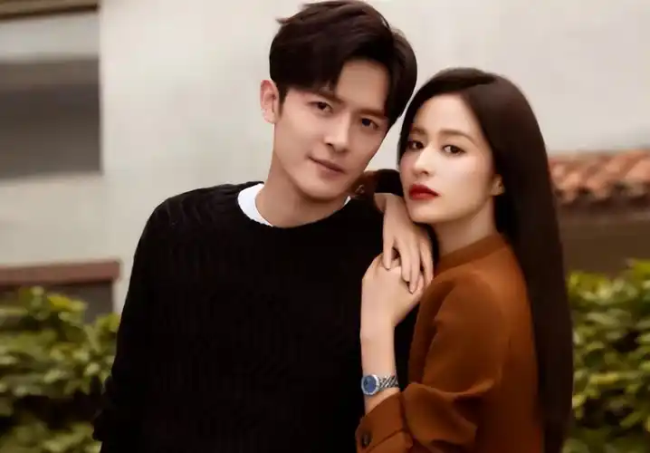 颖儿母女现身机场,小月亮躲妈妈身后捉迷藏,露出大眼睛像爸爸_付辛博