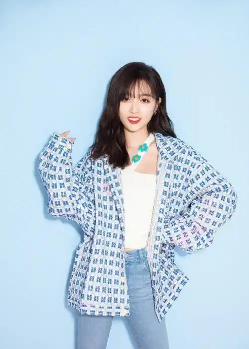 吴宣仪罕见紧身牛仔裤写真,可爱与时尚于一身,这样的女子把心暖化了