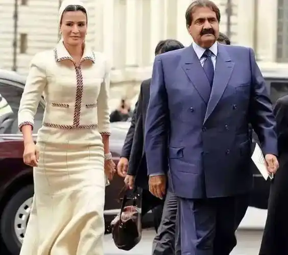 哈马德不仅频繁带莫扎王妃出席各种活动,甚至允许莫扎王菲不用穿着