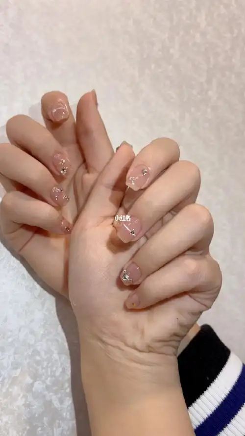 郴州美甲裸色77白色线条配上小钻钻简约美甲