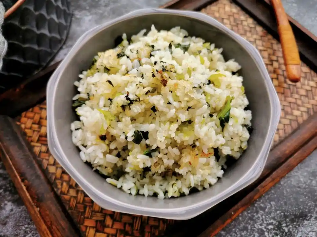 原创没有肉的青菜焖饭80后30年前天天吃咸香适口有锅巴更香