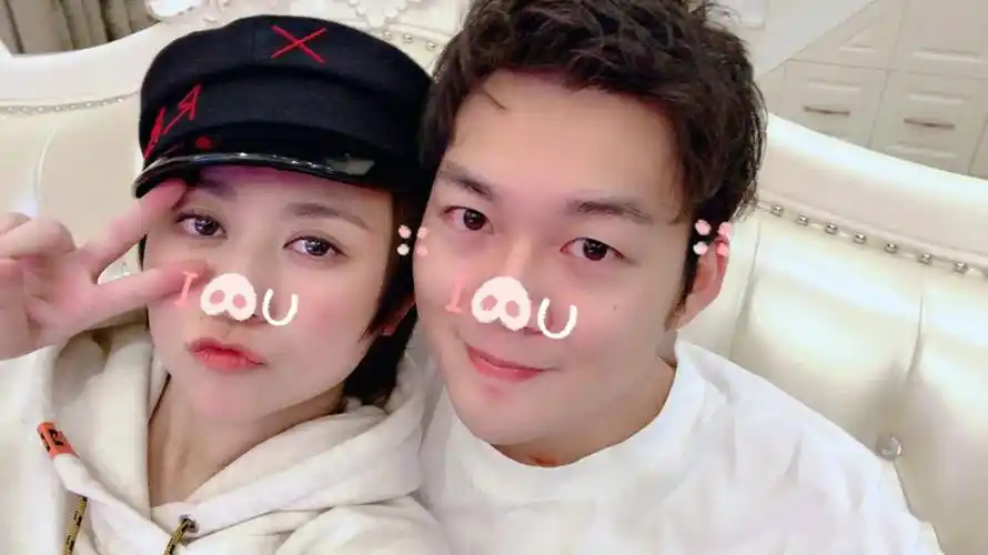 原创37岁马丽与小11岁老公亮相妇唱夫随秀恩爱一个小动作甜炸