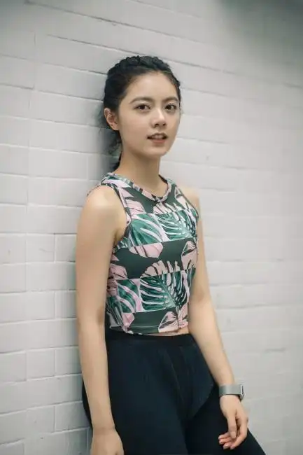 赵今麦穿着nike air zoom pegasus 37 女子跑步鞋等nike running 最新