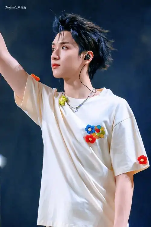 严浩翔超话06#严浩翔叁重楼暨出道四周年演唱会#爱赢万难@时代少年