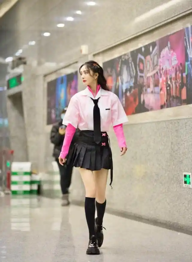 不敢信杨幂34岁,穿衬衫 百褶裙女团范十足,这腿能"出道"了_手机搜狐网