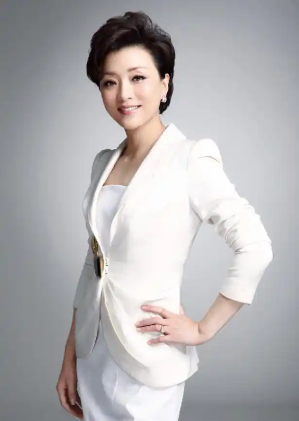 前央视主持人杨澜近照曝光,打扮大气优雅,完全看不出51岁了