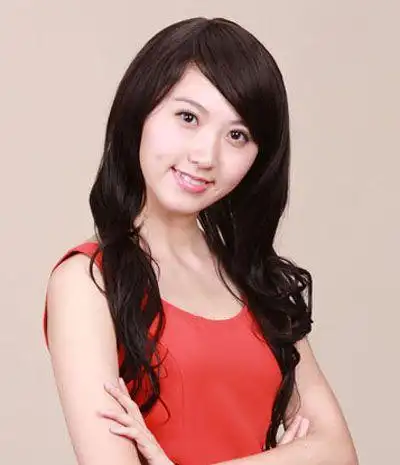 大圆脸中年女士斜分 刘海长 烫发