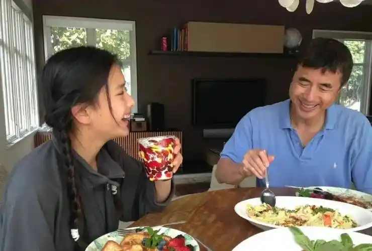 61岁陈冲罕晒全家福!老公西装绅士儒雅,俩女儿裙装貌美如花