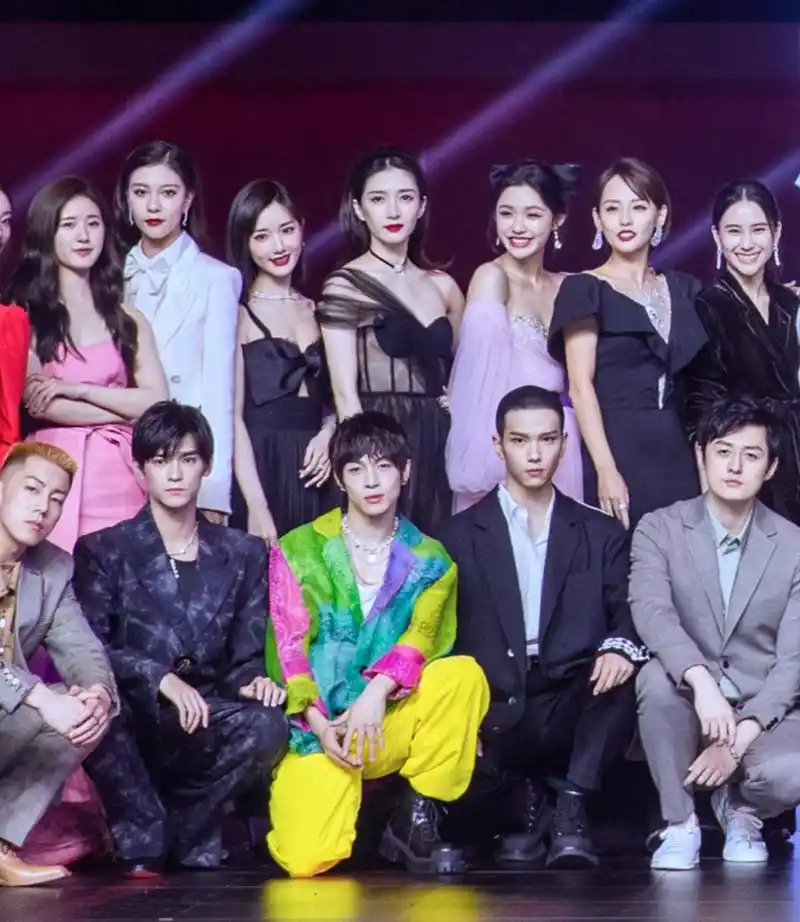 30多位明星大合影,杨幂马伊琍咖位高,细节能看出艺人交际能力|杨幂|陈