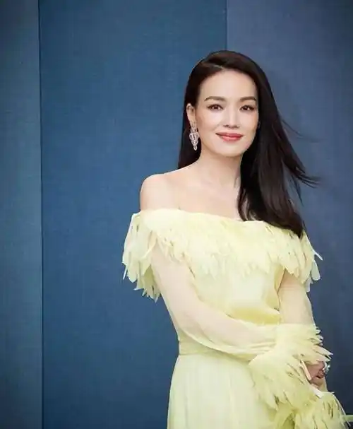 舒淇穿黄裙身材凹凸有致 妆容大气浓烈眼神温柔_时尚_艺术_展现