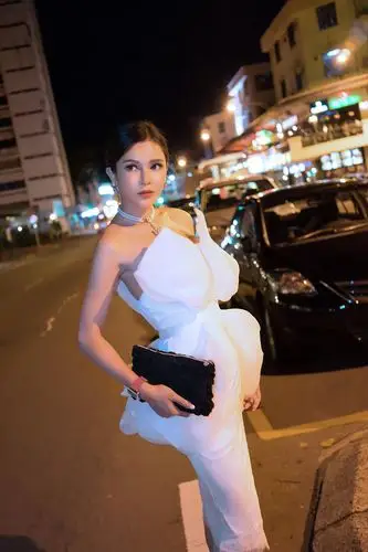 大胸美女抹胸裙巨乳美腿海边性感图片