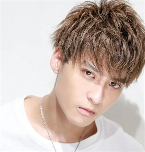 饱满纹理烫短发,蓬松轻盈的短烫发轮廓,轻松塑造出帅气脸型.