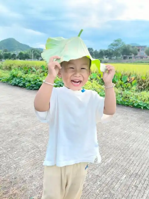 小朋友,别着急长大呀,反正这世界又不缺大人#治愈系笑容 #童 - 抖音