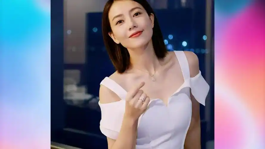 高圆圆窗边拍美照 穿白色连衣裙小露香肩