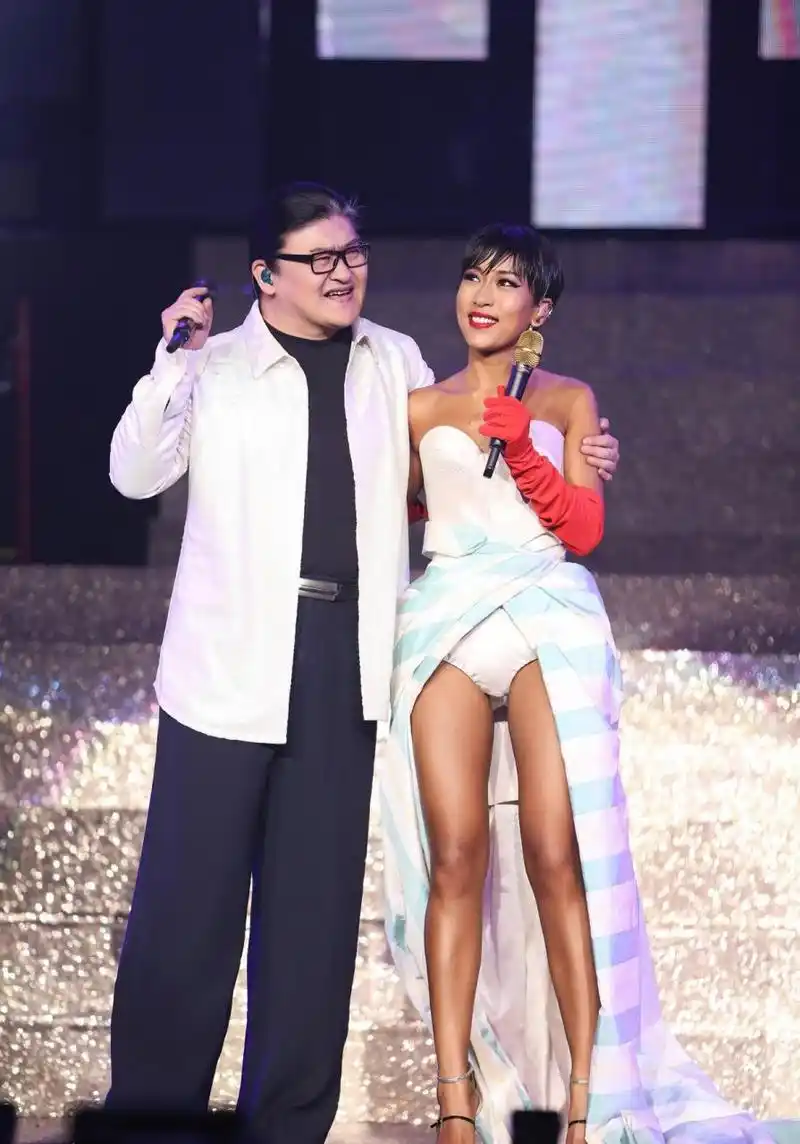 乍一看我以为吉克隽逸包了个尿不湿出来