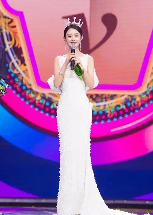 赵丽颖一袭白色长裙气质优雅大方,大秀好身材,网友:颖宝最美_身体_的