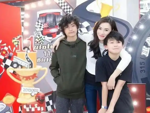 张柏芝晒两儿子合照15岁谢振轩烫发太抢镜12岁谢振南奶萌帅气