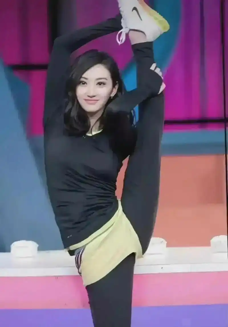景甜180度的一字马,超高难度动作,不费吹灰之力,身体的柔韧度让人惊讶
