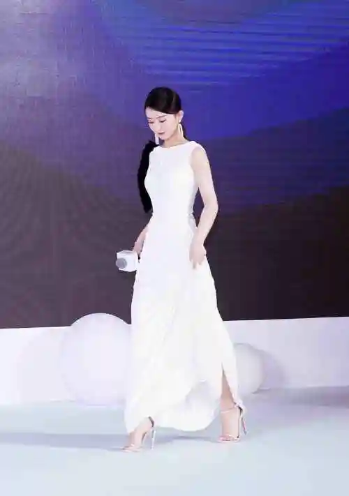 赵丽颖哪里像生过孩子的人?穿蓝色套装秀出大长腿,少女感十足