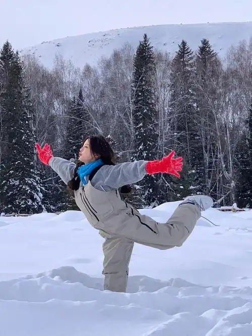 雪地里撒欢的杨超越