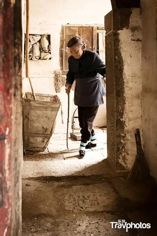 从缠足到直播——开启5g生活的小脚奶奶(戴安娜作品)