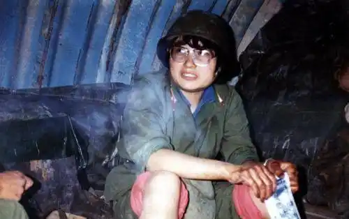 她4年时间6上老山前线,被战友们称为"战地女神",如今怎样了?