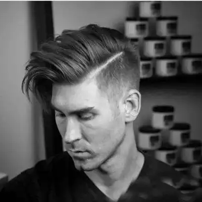 一道杠的男生微卷发,后梳的斜背头更加有气场,耍出男生独特魅力梳发