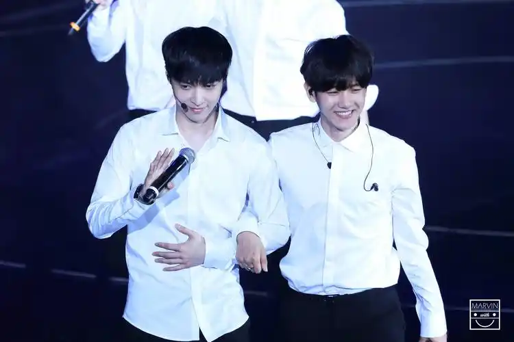 伯贤挽张艺兴手臂,穿着白色衬衫出自哪里