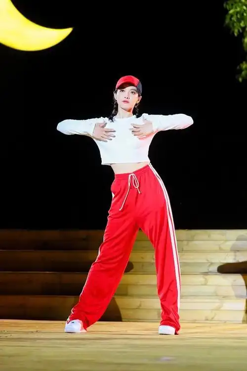 宋茜和沈梦辰一起跳舞 不得不说宋茜跳舞时气场满分