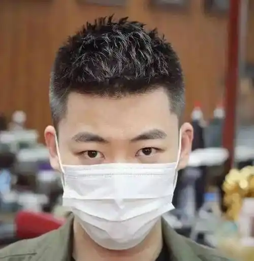 对于"低发际线"的男生来说,剪一款露出额头的发型往往会比剪刘海发型