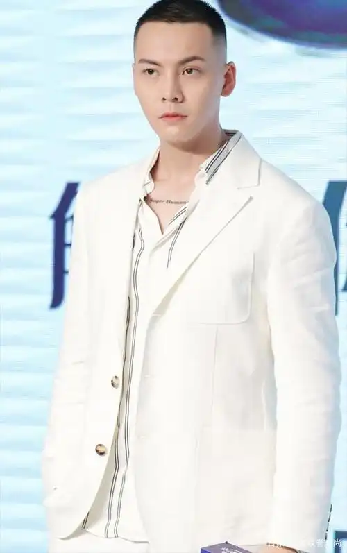 陈伟霆"板寸"惊到了!36岁男人气质绝佳,五颜六色发型帅翻天