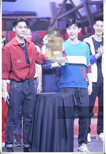 李易峰身高181cm,邓论身高185cm,二人同框,谁在说谎一目了然