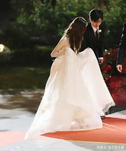 跑男路透:蔡徐坤绅士扶baby,"大胡子"加"小星星"造型超抢眼