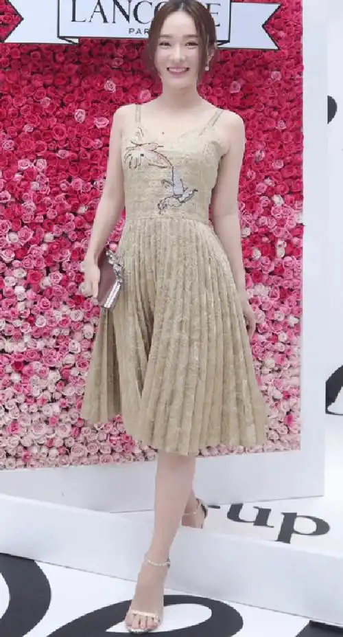 卡其色吊带连衣裙搭配高跟凉鞋从照片中可以看出,霍思燕身穿一件