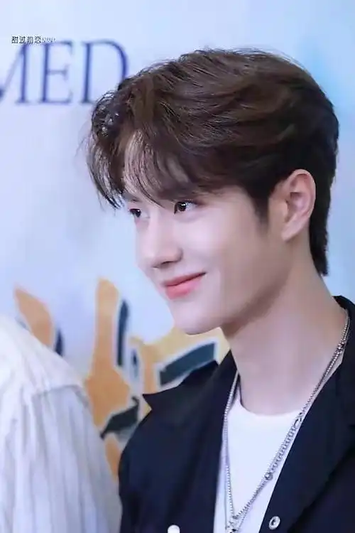 王一博不笑的时候很酷,笑起来又像只小奶狗一样.